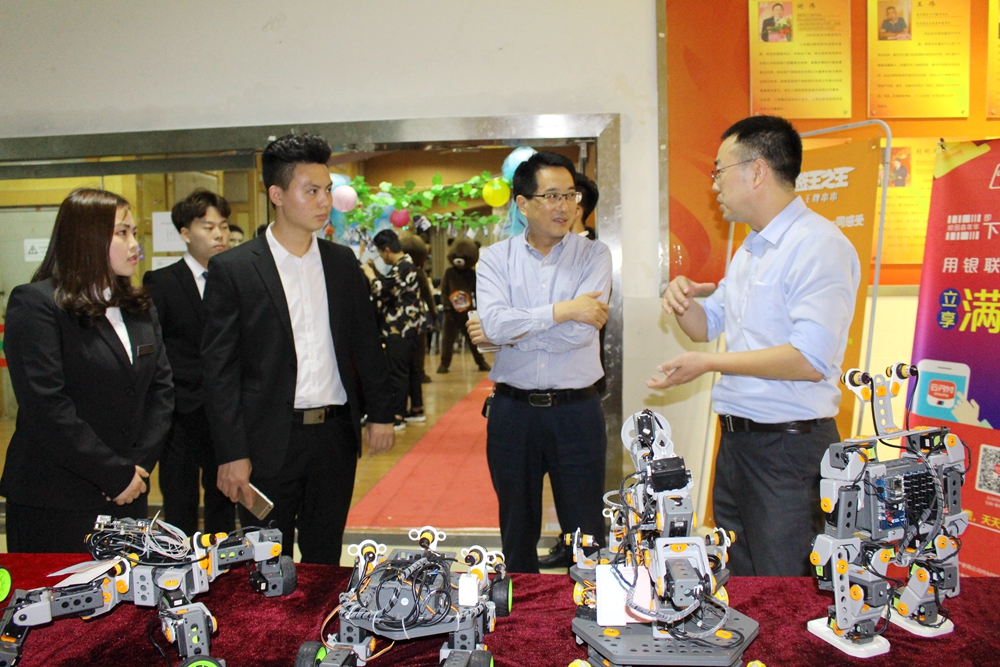 1529392501127068706.jpg 1漆新贵副校长视察机器人文化节获奖作品展台.jpg