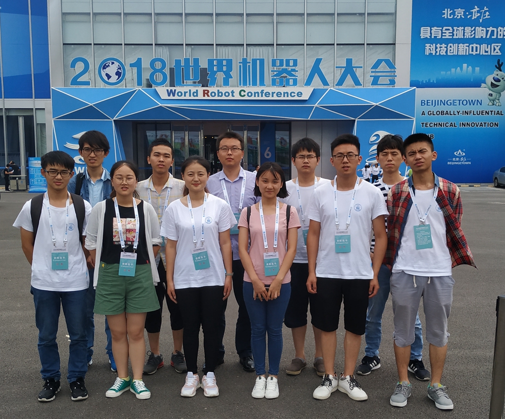 2018世界机器人大赛合影.jpg